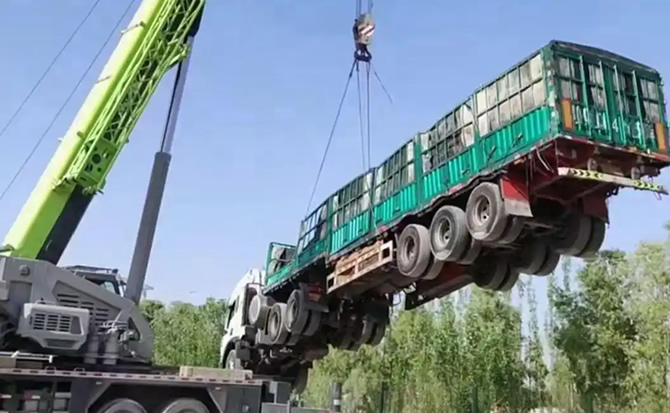 梁子湖区道路脱困救援案例